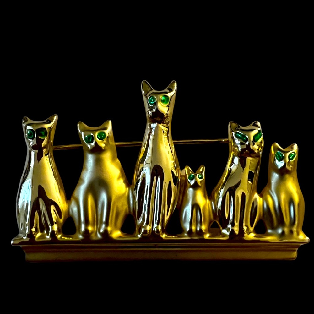 Emerald-Eyed Feline Family Pin
